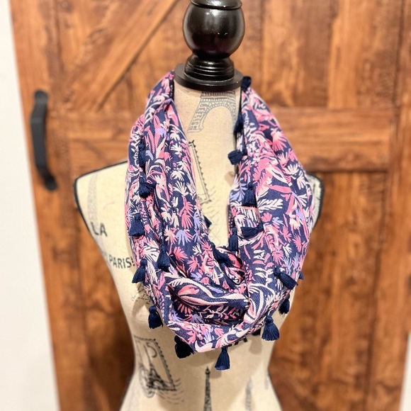 Lilly Pulitzer women’s resort pink and white infinity loop scarf NWOT - Picture 1 of 4
